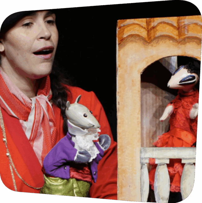 Teatro performance with 1 lady and 2 puppets