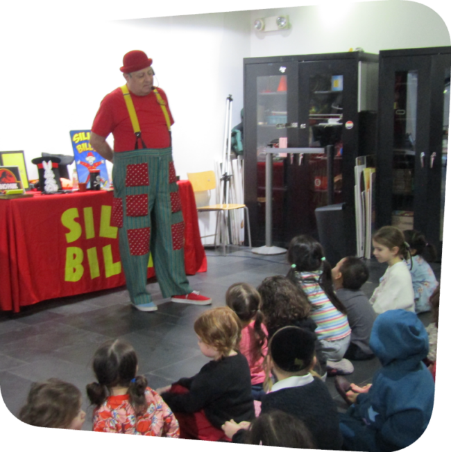 silly billy performing to kids in the gallery